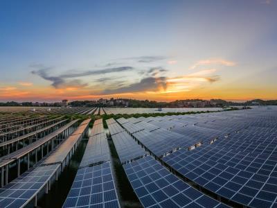 سرمایه‌گذاری در نیروگاه خورشیدی فرصت‌ها، چالش‌ها و مسیر موفقیت